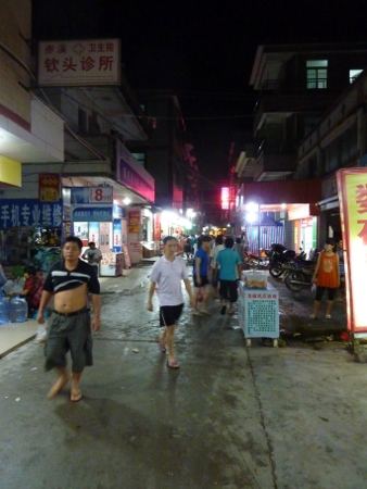 Qintou (centre), la nuit