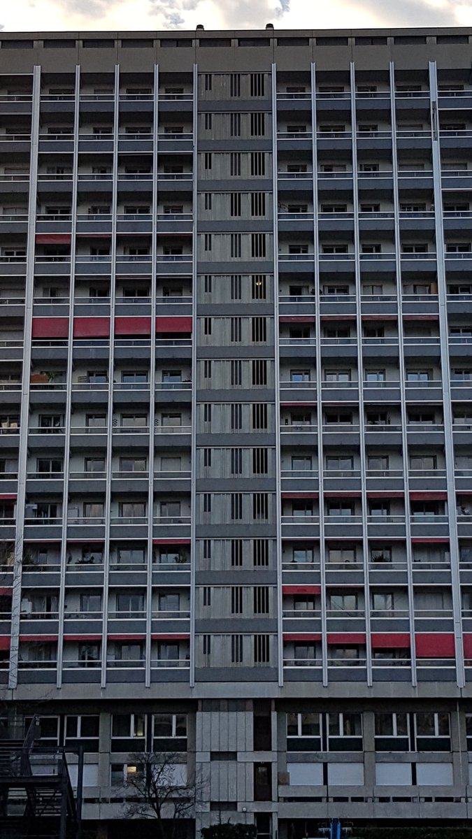 Une cage d'escalier Une cage d'escalier