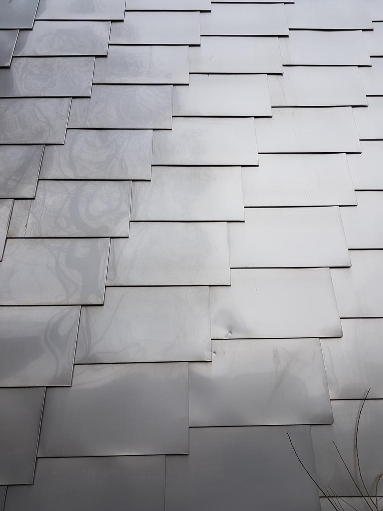 Le plaquage métallique de la nouvelle entrée de la bibliothèque municipale de Lyon