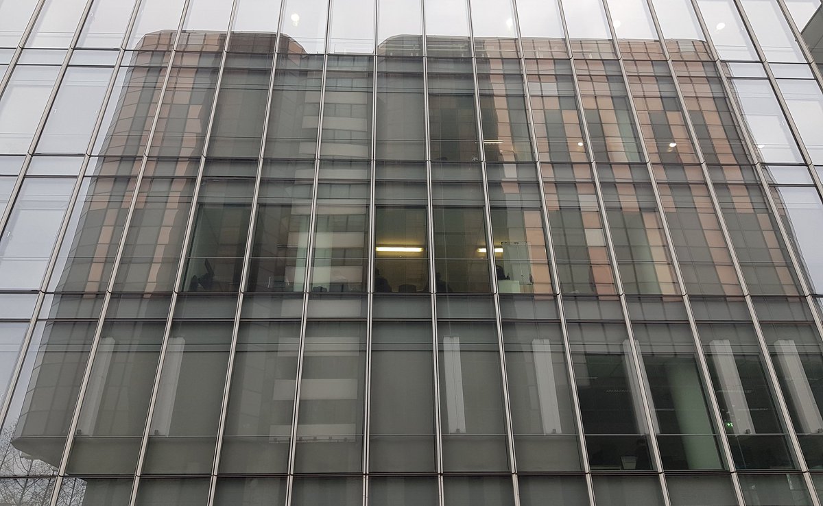 La façade nord de la tour Oxygène et la Caisse d'épargne dans le reflet