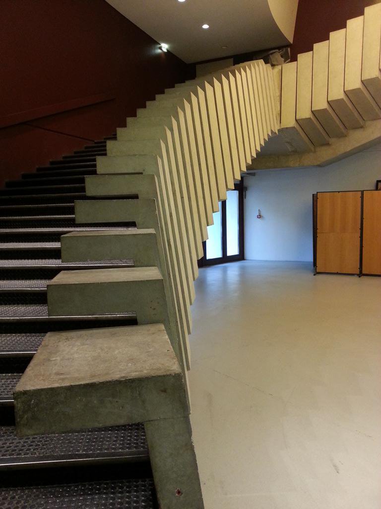 Une rampe d'escalier
