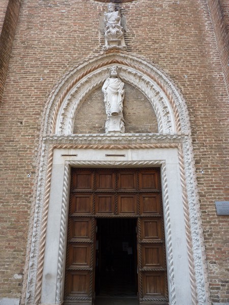La porte de l'église Dei Frari